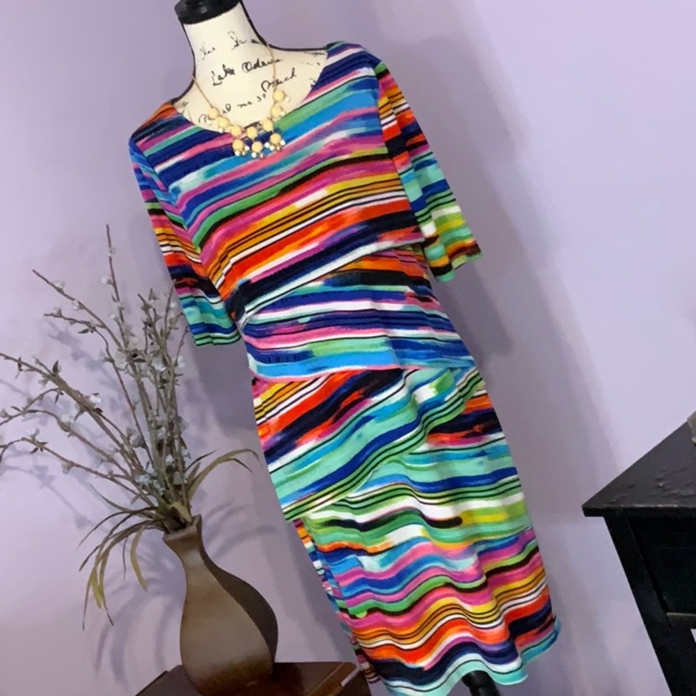 Stunning colorful dress!💙